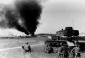 Német katonák szovjet állásokat támadnak 1941 júliusában