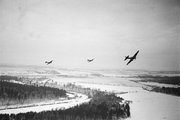 Szovjet gépek Moszkva közelében német harci állások után pásztázva