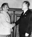 Sztálin és Ribbentrop a megnemtámadási szerződés aláírása után