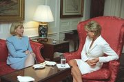 Diana hercegné és Hillary Clinton 1997-ben (a megbeszélés a taposóaknák elleni adománygyűjtő kampány részleteiről folyik)