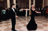 Diana hercegné és John Travolta a Fehér Ház vendégeit nyűgözi le táncával 1985-ben