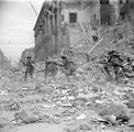 Brit csapatok a törmelékeken keresztül verekszik magukat előre Catania városában (1943. augusztus 5.)