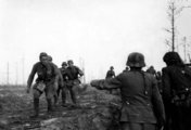 Szovjet katonák adják meg magukat a német Észak hadseregcsoport csapatai előtt