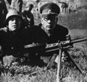 Vlaszov altábornagy (j) hadgyakorlaton embereivel. Bár a mellette látható katona német egyenruhát visel, fegyvere egy szovjet DP golyószóró.