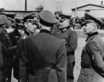 A Wehrmacht és az ROA tisztjei társalognak
