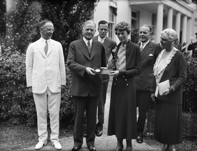 Hoover elnök kitüntetést ad át Amelia Earhartnak