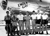 Az Enola Gay legénysége, középen Paul Tibbets
