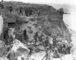 Rés a pajzson: az amerikai 2. Ranger zászlóalj katonái, miután sikeresen megmászták Pointe du Hoc szikláit, a földre helyezett zászlóval jelzik a légi alakulatok felé, hogy bevették a német állásokat