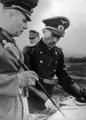 Erwin Rommel (b) egy beosztottjával beszélget az Atlanti falnál nem sokkal a szövetséges invázió előtt, 1944. június
