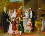 A királyi család a Kristálypalotába érkezik. A királynő végtelenül boldog volt, amikor férje álma, az 1851-es londoni világkiállítás megvalósult.