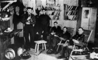 Szövetséges hadifoglyok a Stalag Luft III egyik barakkjában
