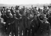 Amerikai hadifoglyok ünneplik felszabadulásukat a németországi Limburgban 1945 tavaszán