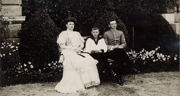 Édesanyja, Mária Jozefa, valamint Miksa Jenő későbbi főherceg (a kép közepén) társaságában
