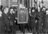 A sokat megélt műalkotás (a vérmesebb állítások szerint: egyik hamisítványa) 1914 januárjában került vissza a Louvre-ba