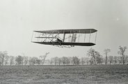 Orville Wright a levegőben a Huffman Prairie felett a Wright Flyer II fedélzetén