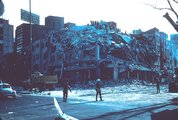Összeomlott épület Mexikóvárosban az 1985-ös földrengés után