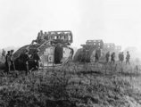 A lövészárkokon átvethető hidakkal felszerelt brit harckocsik a nyugati fronton, 1918.