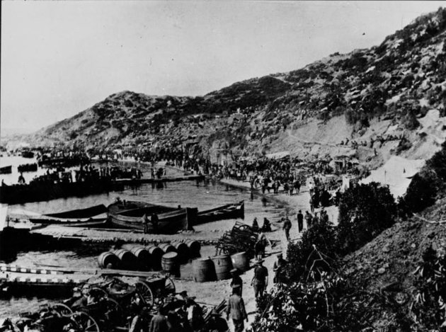 Partraszállás az ANZAC-öbölben, 1915. (kép forrása: Wikimedia Commons/ Bundesarchiv, Bild 183-95000-347 / CC-BY-SA 3.0)