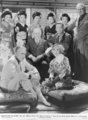 A Hollywood első aranykorát megteremtő Zukor oldalán John Halliday és Esther Ralston (a párnákon ülve)
