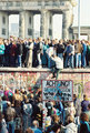 A berlini fal 1989. november 10-én, a határátkelőhelyek nyitásának másnapján (Kép forrása: Wikipédia/ Sue Ream /CC BY 3.0)