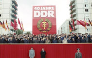 A köztársaság fennállásának 40. évfordulójára rendezett ünnepség (Kép forrása: Wikipédia/ Bundesarchiv, Bild 183-1989-1007-402 / Franke, Klaus / CC-BY-SA)