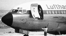 Egy tárgyaló az eltérített repülőgép mellett a túszdráma dubaji szakaszában, 1977. október 14.