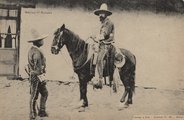 A „Rurales” néven ismert mexikói vidéki rendfenntartó szervezet két tagja 1890 körül. Egyenruhájuk jócskán merít a vaquerók hagyományos viseletéből.