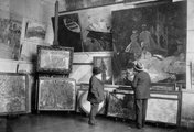 A művész saját stúdiójában 1920 körül
