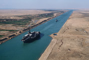 Forgalmas nap a Szuezi-csatornán