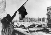 Szovjet katona győzedelmes zászlólengetése az ostrom után