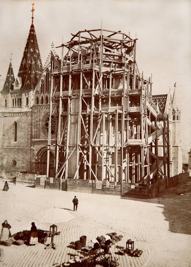 A Mátyás-templom átépítése 1893 körül (Kép forrása: Fortepan / Fortepan)
