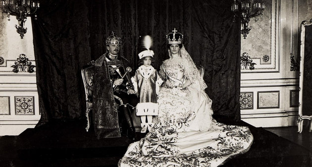 IV. Károly magyar király és Zita királyné Ottó fiukkal a koronázás után