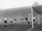 Billy Wright és Alf Ramsey nézi, ahogy az angol hálóban landol a labda 1953. november 25-én
