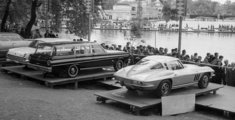 alódi szenzációnak számítottak az 1969-ben kiállított Chevrolet, Ford, Plymouth típusú amerikai személygépkocsik. Látogattók tízezrei vonultak végig a Városligeti tó partján, hogy áhitattal megcsodálják az akkoriban itthon elérhetetlennek számító járműveket (Fortepan / Pálinkás Zsolt)