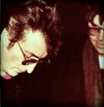 Az utolsó fotó John Lennonról (b), aki éppen gyilkosának (j) dedikálja lemezborítóját