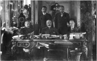 Anton Gyenyikin (ülő sor, középen) 1919-ben Taganrogban orosz politikusakkal.
