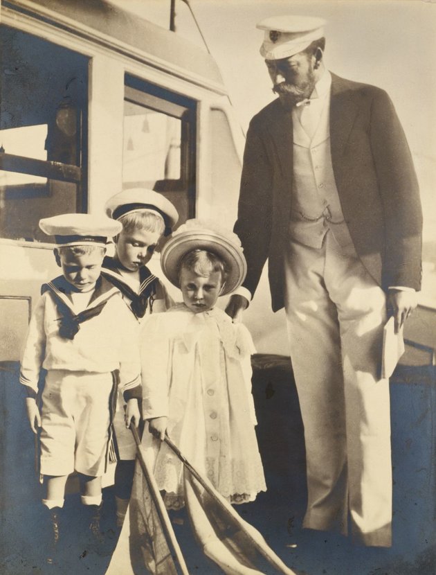 Három király a képen: V. György két fiával (balra Albert, középen Eduárd) és lányával, Mária hercegnővel