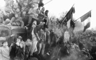 A forradalom győzelmét ünneplő tömeg (MTI / ROM)