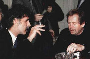 Václav Havel társaságában (Kép forrása: WIkipédia/ Engramma.it/ CC BY-SA 3.0)