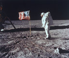 A fényképezés Armstrong feladata volt, így a képeken főként Aldrin látható