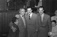Éppen a Szovjetunióba készül (balról jobbra) Alfonzó, Szenes Iván és Roldolfo, 1956 (Forrás: Fortepan / Bauer Sándor)