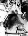 Az Apollo–1 elfeketedett kabinja, amelyet a tűz során keletkezett korom szennyezett be