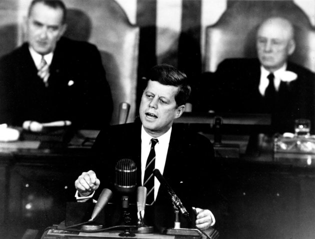 John F. Kennedy a Kongresszus előtt 1961. május 25-én mondott beszéde közben, amikor bejelenti az Apollo-programot