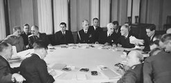 Nagyhatalmak a tárgyalóasztalnál (Kép forrása: Wikipédia/ Mil.ru/ CC BY 4.0)