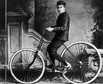 John Boyd Dunlop fia az első gumiabronccsal felszerelt biciklivel