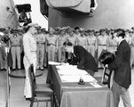 A japán külügyminiszter, Sigemicu Mamoru aláírja a japán fegyverletételi okiratot a USS Missouri fedélzetén, 1945. szeptember 2.