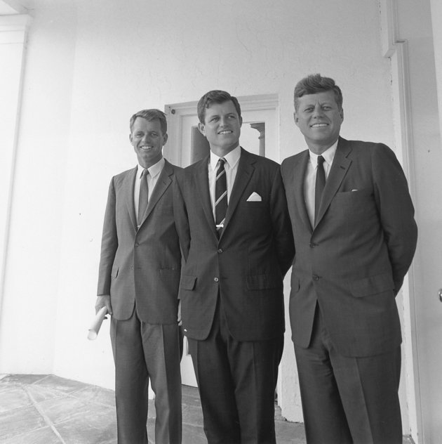 Robert (b) Ted (k) és John (j) 1963-ban