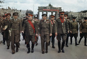 A győztesek vonulása Berlinben, középen Montgomery, háttérben a Brandenburgi kapu (1945. július 12.)