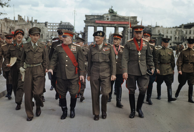 A győztesek vonulása Berlinben, középen Montgomery, háttérben a Brandenburgi kapu (1945. július 12.)