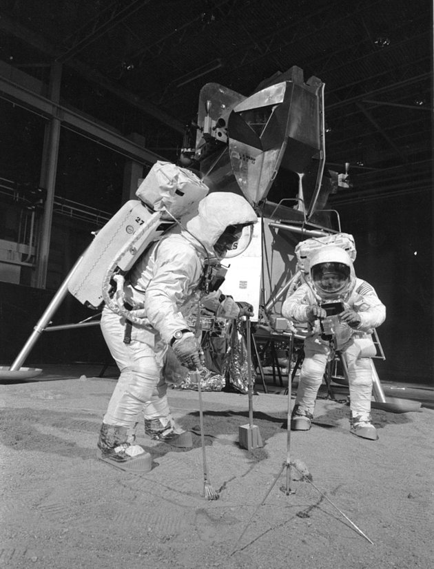 Az Apollo–11 legénysége a kiképzés során; vannak, akik szerint a Holdra szállás felvételei ilyen díszletek között készültek